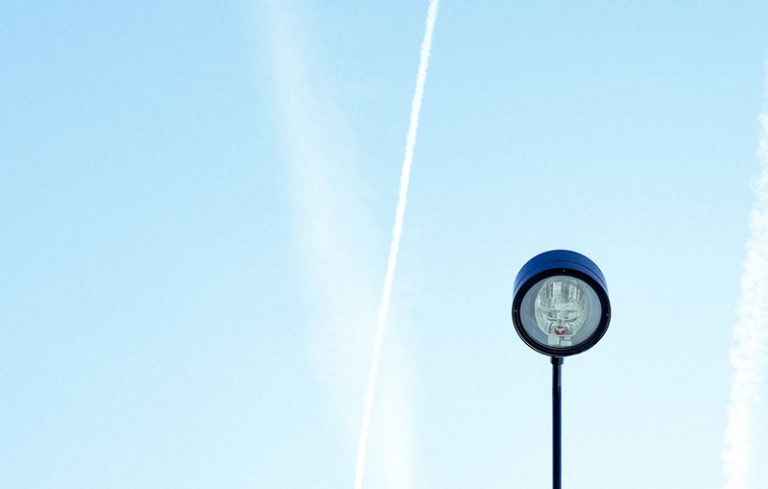 faro con pannello solare fotovoltaico